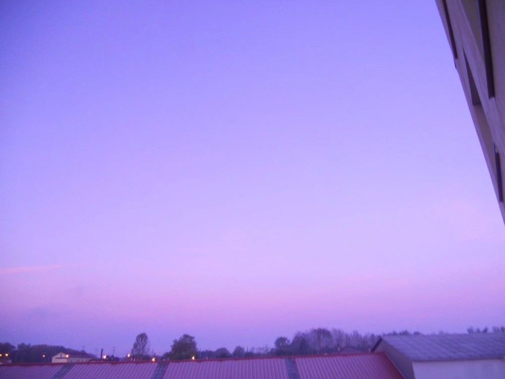 黄昏天空背景图 日暮紫色的天空你见过吗