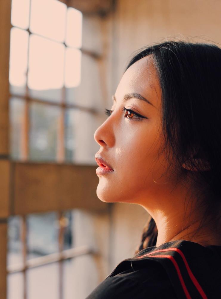 昏暗楼道中的学生服女孩,眼神夹带憧憬