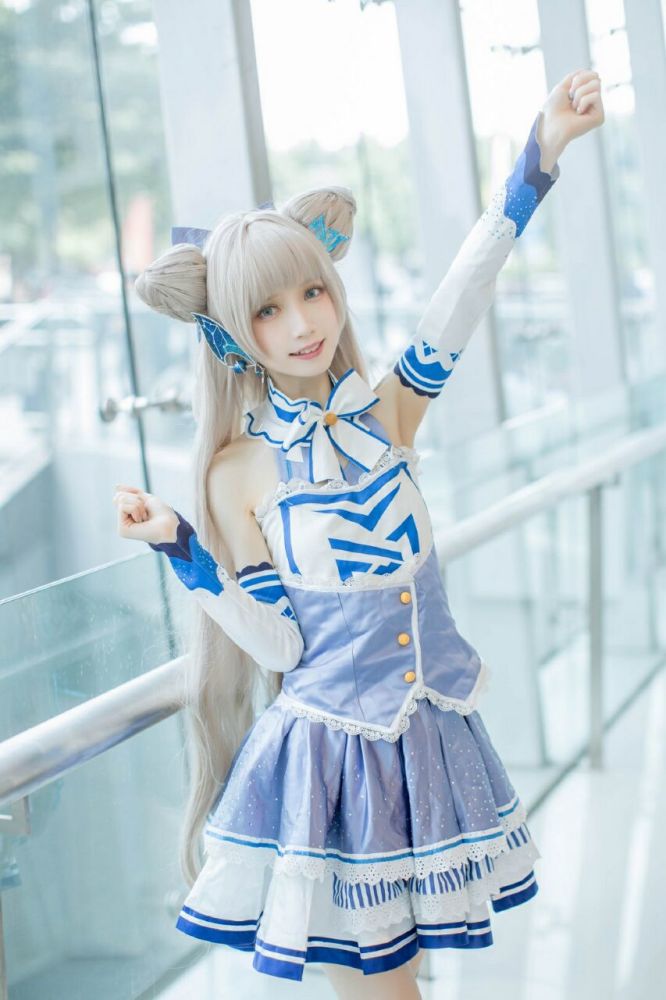 商品代言一炮打红的二次元虚拟偶像moumou酱cos