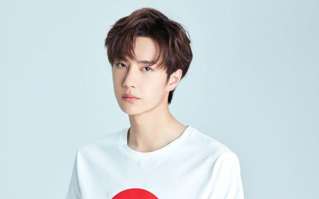 王一博|王一博刚刚向汪涵表白，看清内容后瞬间泪奔，粉丝：这也太有心了