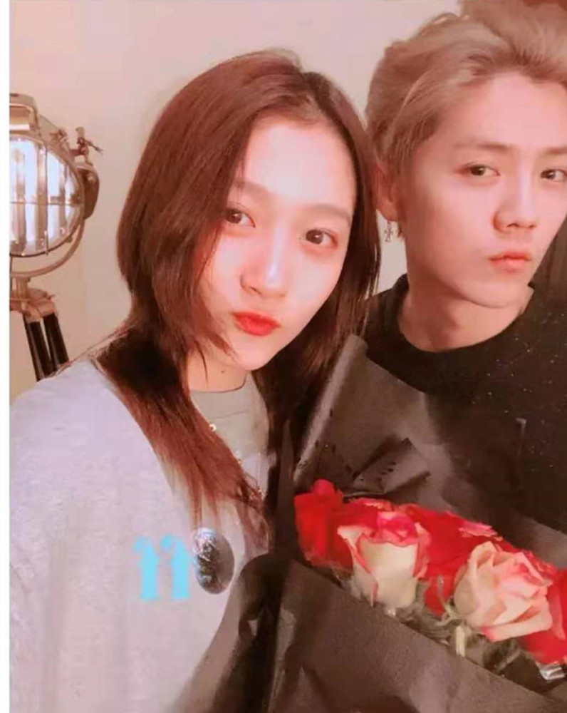 关晓彤22岁生日,鹿晗零点晒照送祝福,看清内容后评论区炸锅了