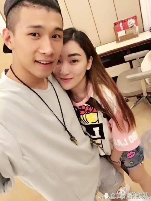 只见就在昨天中午,董莹莹快手开播,天佑,刘一手,还有刘一手儿子"小