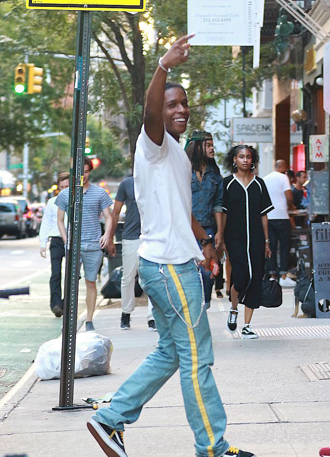 肯豆男友asap现身蹲地比v挑逗