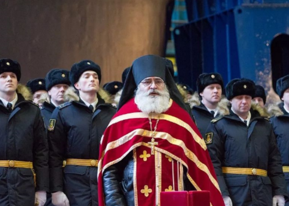俄军方请神父为武器开光 并不是一种搞笑行为 士兵看来无比虔诚