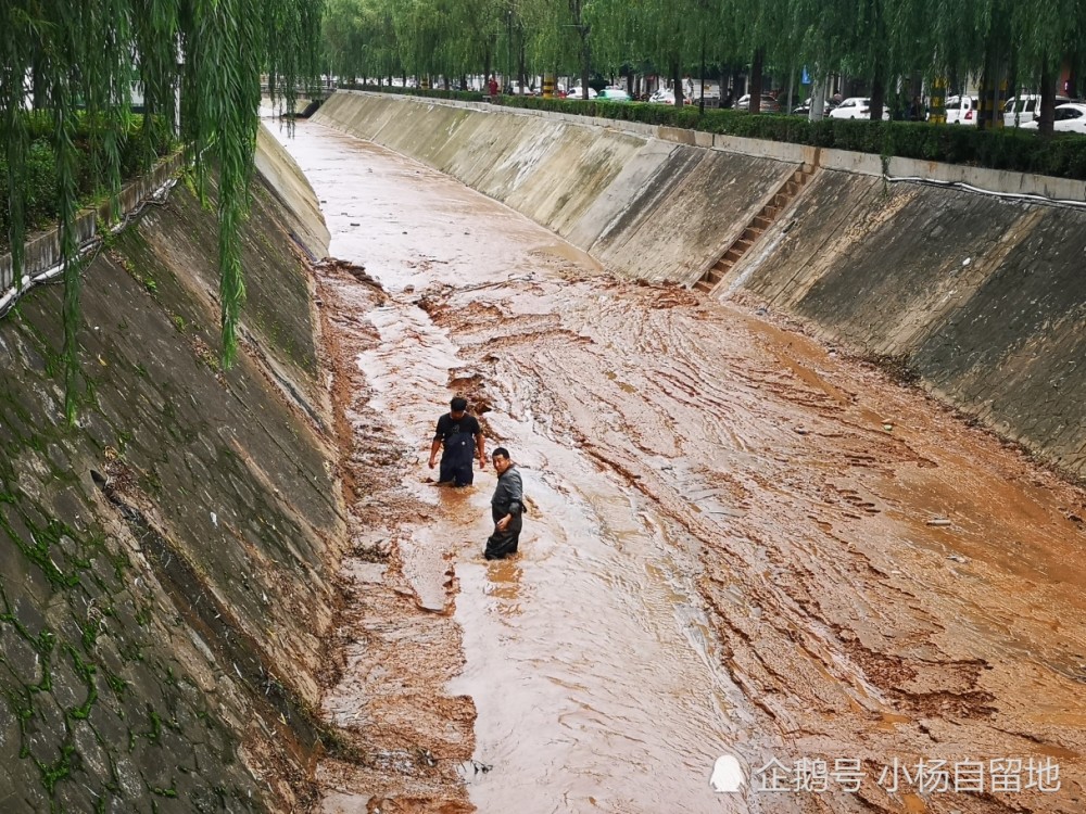 阴雨致河道淤积50厘米深淤泥内人工清淤