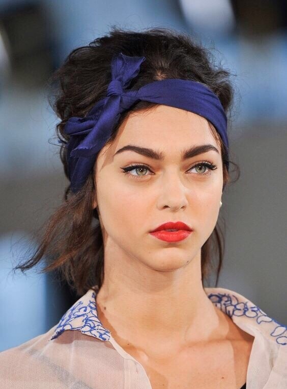 复古女孩的头巾搭配整体服装都很好看