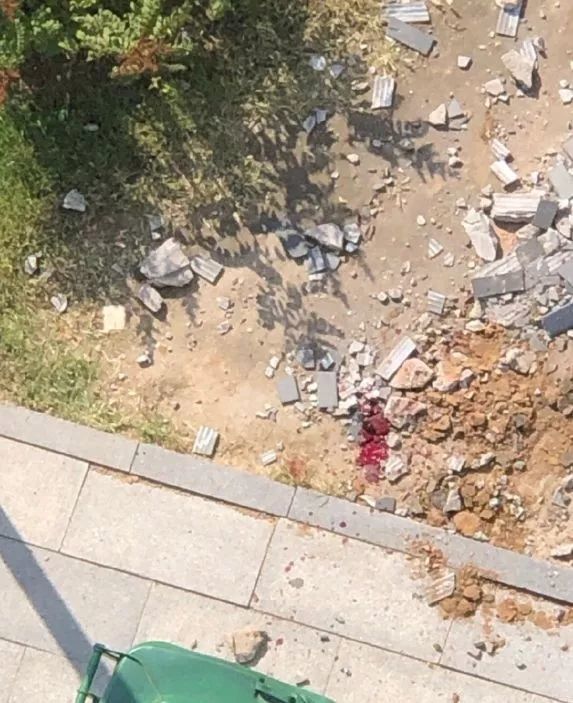 突发!太原学院楼体墙砖脱落,砸倒大一新生,现场曝光!