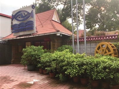 近日記者獲悉,原南海漁村流花湖店改名孔雀樓餐廳,正在對外招聘,計劃