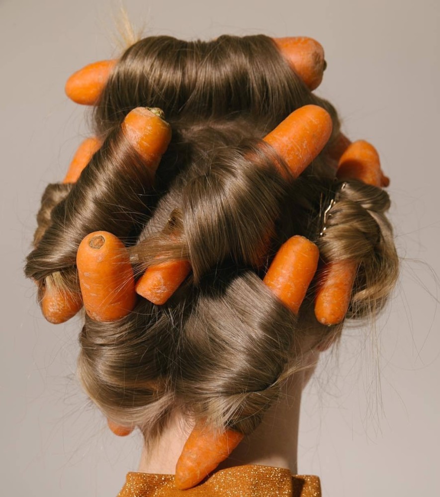 夸张的艺术手法将发型与自然中的事物相融合,形成有趣的碰撞