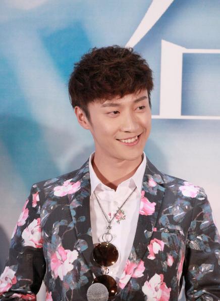 陈乔恩探望乔任梁父母,与二老亲密合影,网友:娱乐圈真情难得