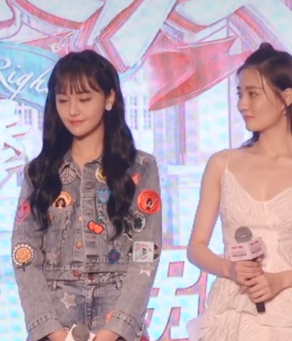 166cm徐璐撞上168郑爽,两人同框比腿长,网友忍不住笑喷