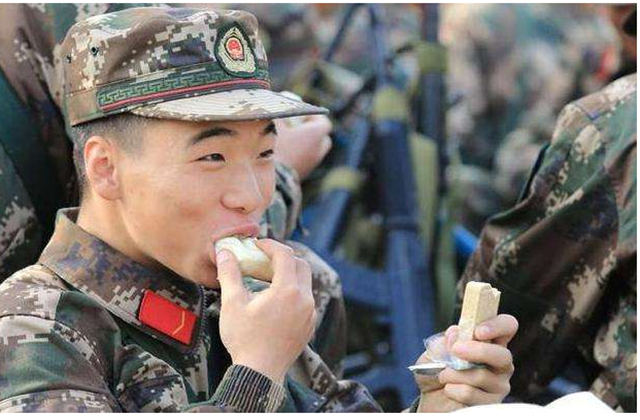 军人吃压缩饼干图片