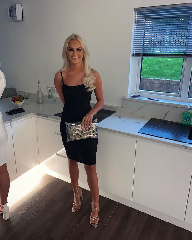 女子穿细高跟参加派对,痛到走路一瘸一拐,结束后笑自己傻不拉几