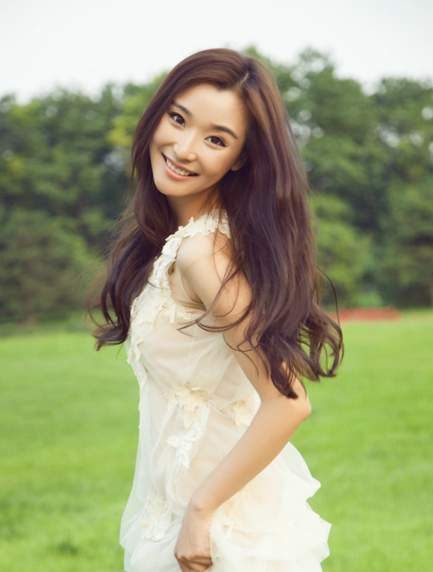 冯婧甜美美照,好看的人穿衣服就是任性