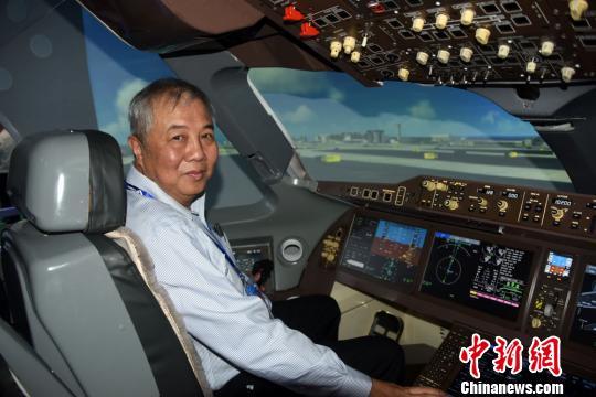 C919大型客机总设计师吴光辉院士在C919飞行模拟器上进行驾机体验并指导示范。孙自法 摄