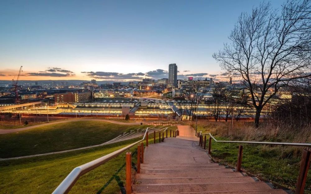 从19世纪起,谢菲尔德市开始以钢铁工业闻名于世,许多工业方面的革新