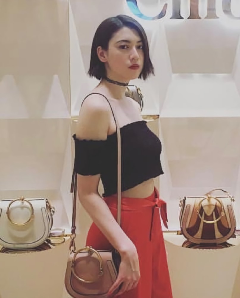 学三吉彩花搭配 一不小心变成时髦精 能被周董看上是有道理的