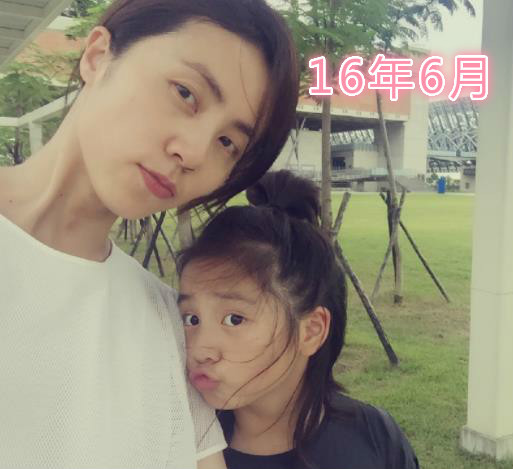 孙莉晒母女"秋日写真",时隔一年,多多气质变化大