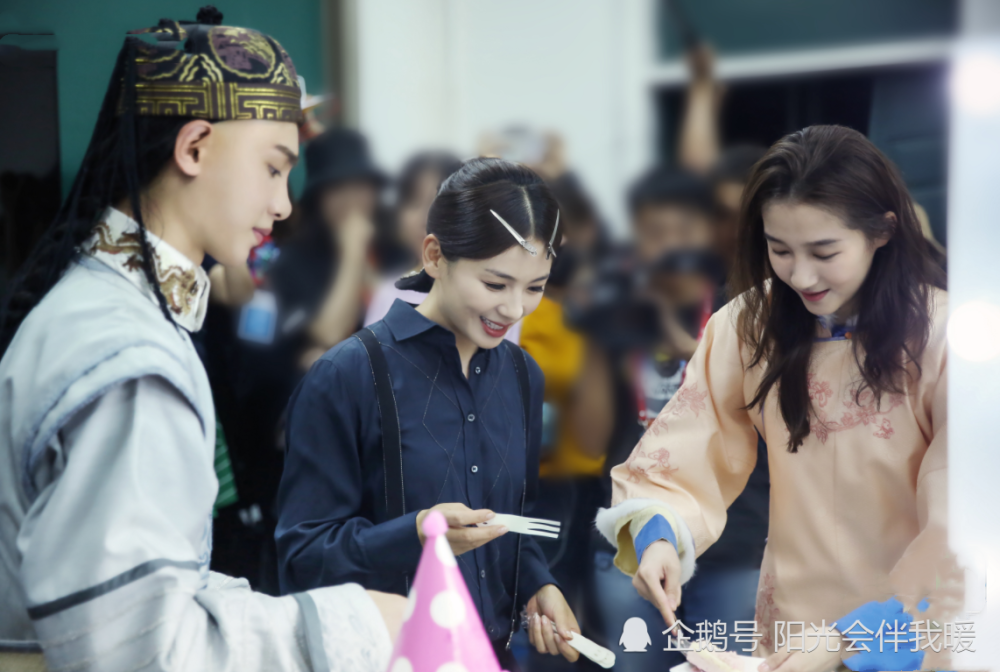 黄明昊为关晓彤庆生,谁注意到晓彤身上穿的衣服,不愧是京圈格格