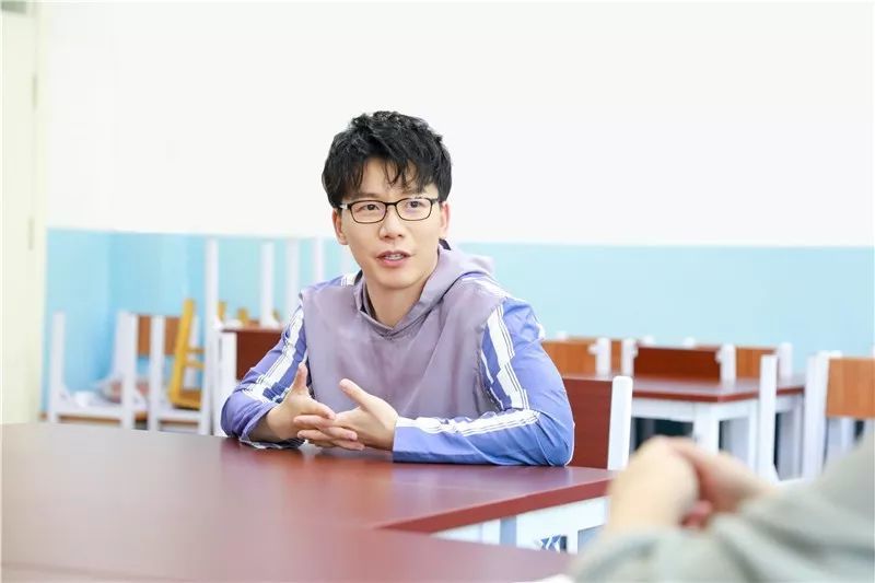 在和新疆核心主流媒体交流中,《少年说》第四季加油团成员陈铭聊到了