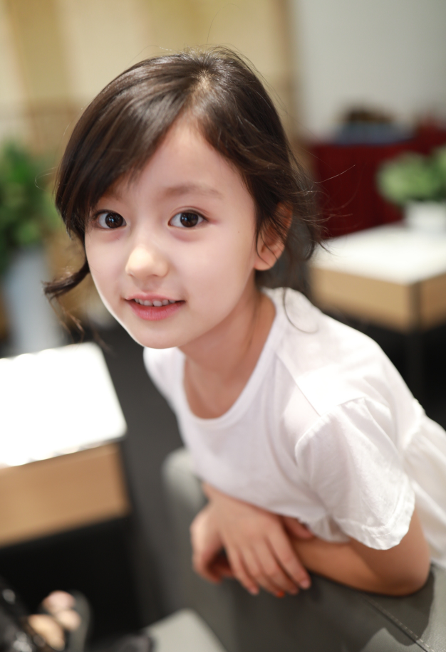 她上天天向上颜值高被王一博夸10岁因穿豹纹裙变成熟