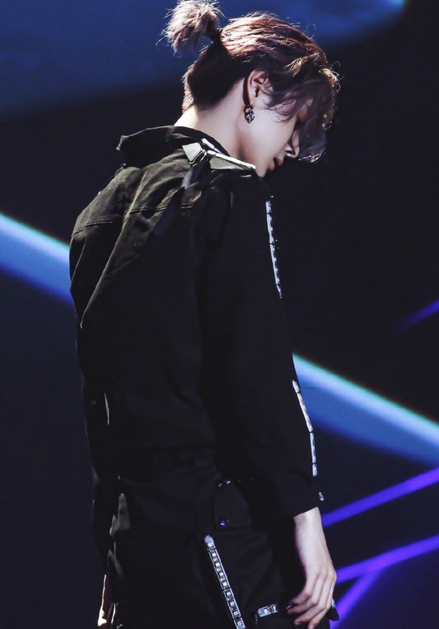 有一种"反差"叫王一博的丸子头,原以为很娘,结果却a爆全网!