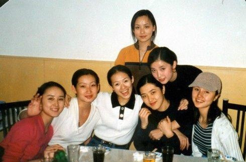 章子怡晒同学聚会照,六位女生争奇斗艳,两位男生甘当绿叶