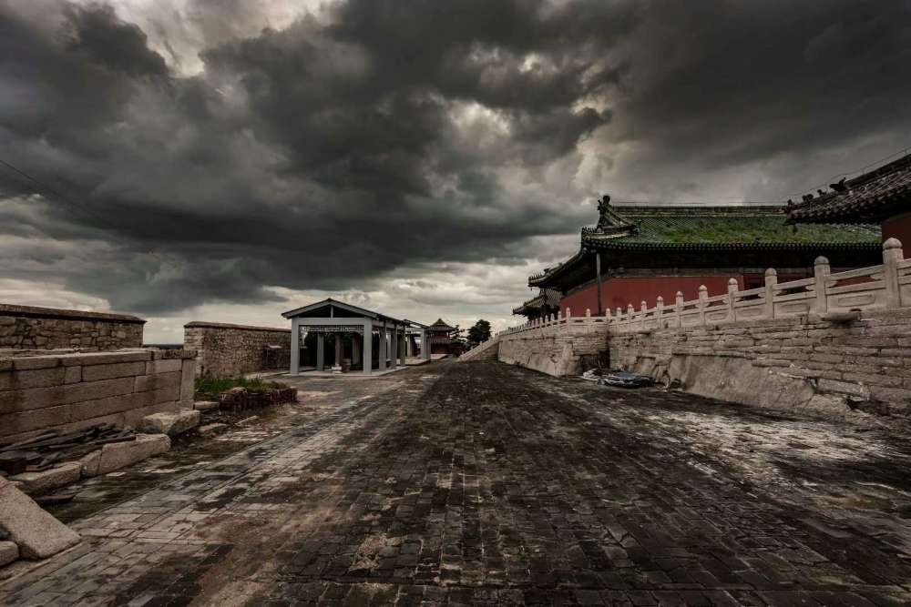 狂风暴雨后拍摄的古建筑