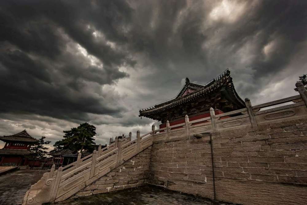 狂风暴雨后拍摄的古建筑