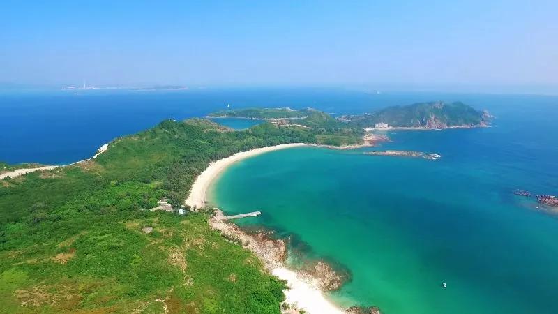 海洋動物和獨特的造型石景島上有多處天然沙灘浴場海島沿岸多岩石淺灘