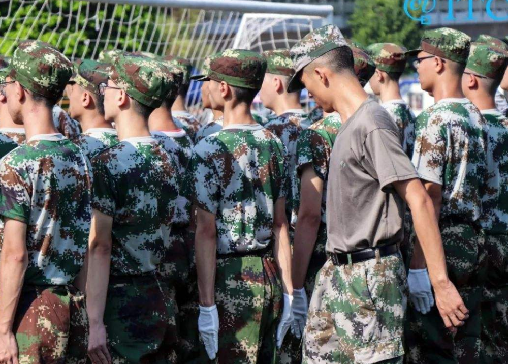 大一新生因受不了军训而想回家复读,网友:复读后就不用军训了?