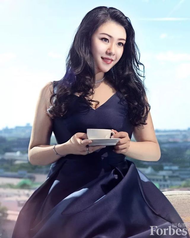 福布斯中国生活 | 年轻一代的中国高定力量diana wang