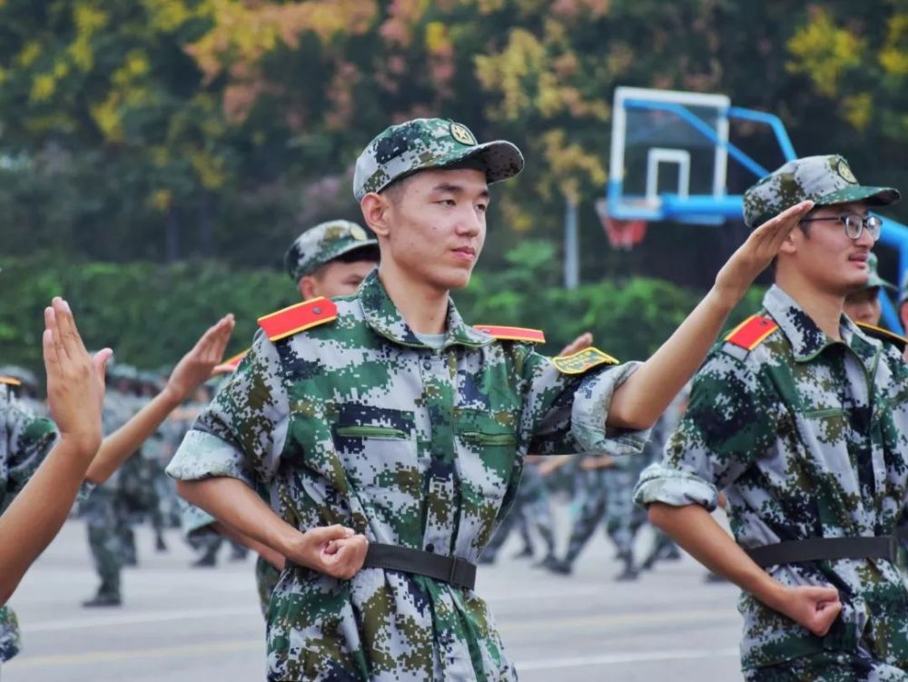 弓步穩如鍾 衝拳急如風 軍體拳十六式 式式生威,凌厲有力 一招一式無