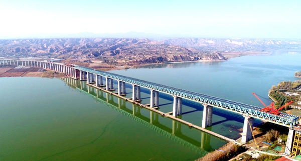 资料显示,这座连续钢桁结合梁桥为三线共用桥:浩吉铁路,运(城)三(门峡