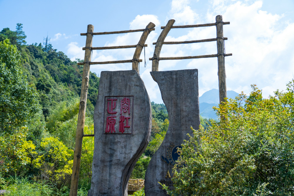 金鐃山旅遊區為國家4a級景區,位於福建省三明市泰寧縣和建寧縣兩縣