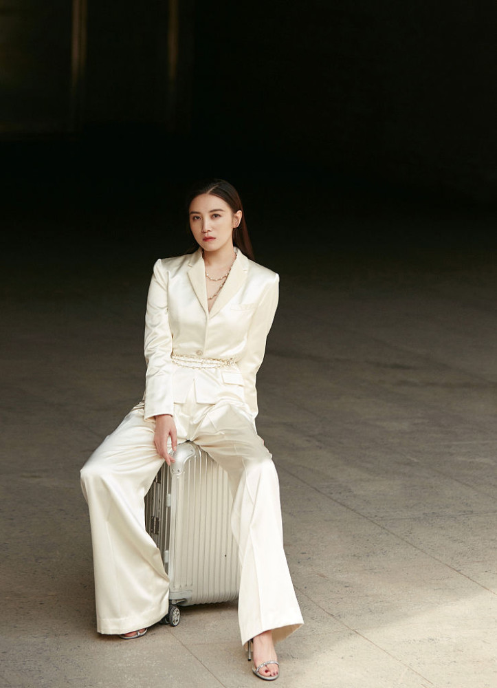 宋佳化身空军花木兰又美又飒披散长发回眸放电气质突出