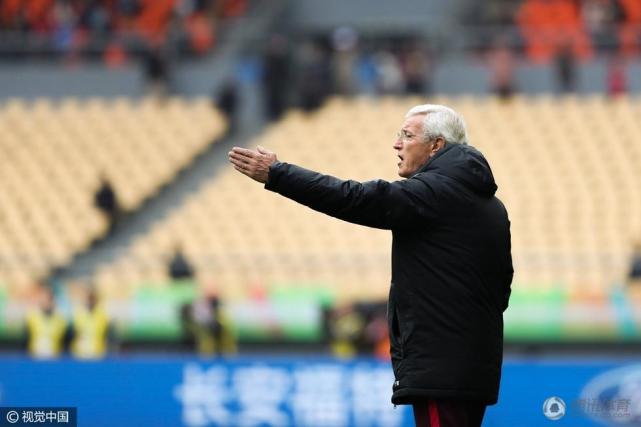 里皮在场边指挥. (来自:腾讯体育)