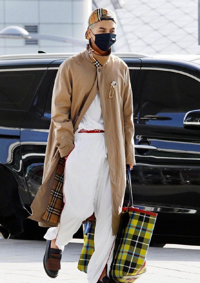 宋闵浩机场穿搭合集穿搭风格独特很是帅气潇洒了