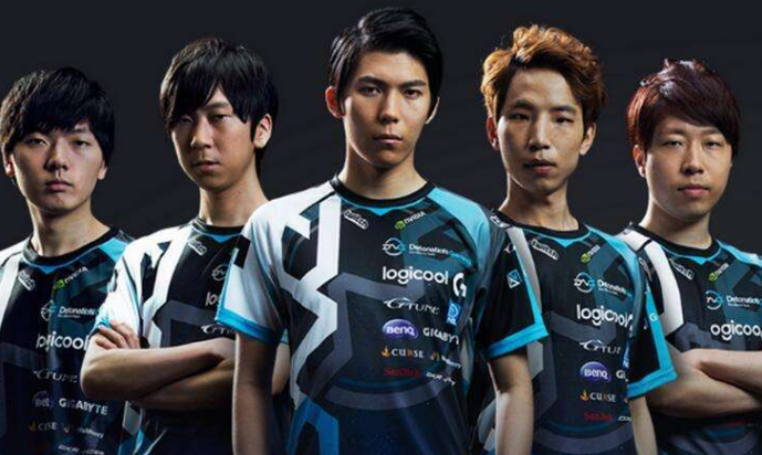 日本队晋级s9世界赛,主持人cos轮子妈祝贺,网友:要恋爱了