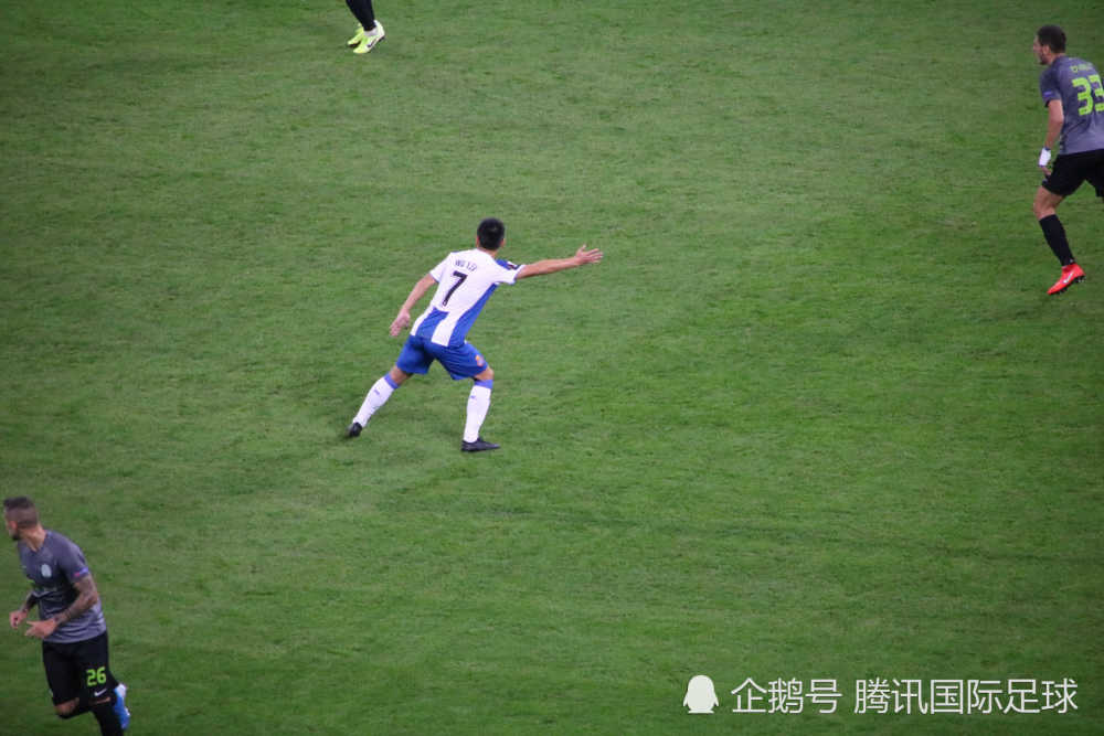 直击-武磊欧战首秀到底有多拼?跑位停不住 西