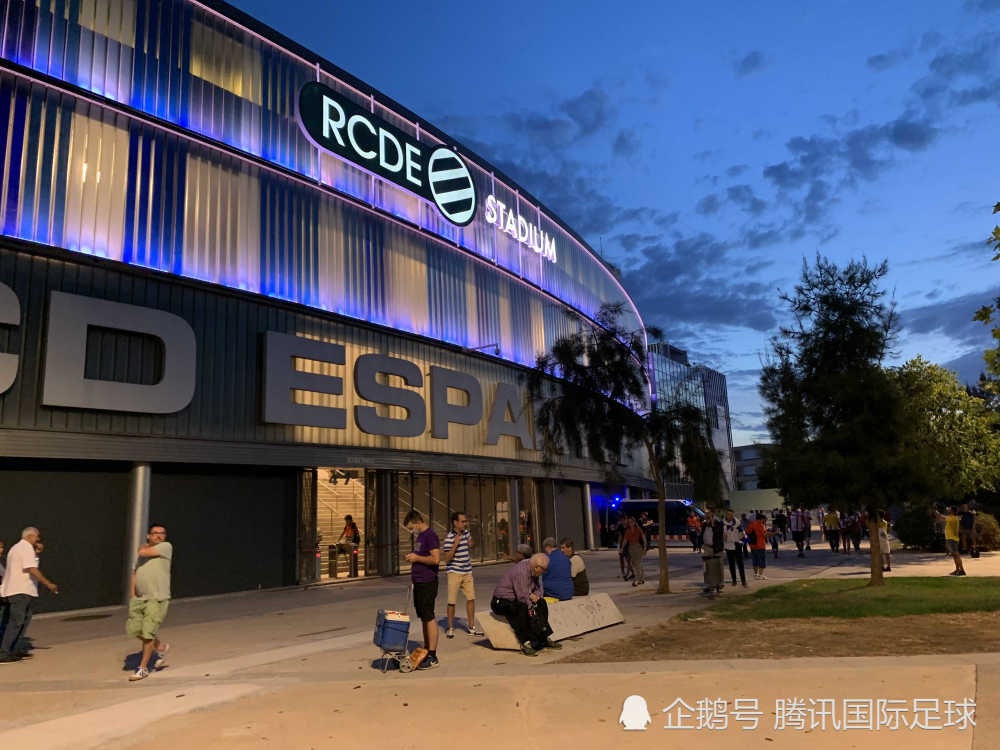 直击-武磊欧战首秀到底有多拼?跑位停不住 西