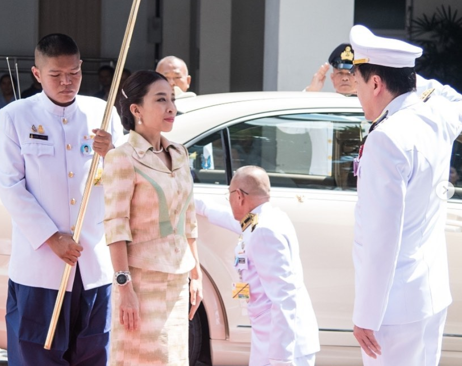 泰国国王前妻疑似中风其女儿穿优雅裙装代替出席活动