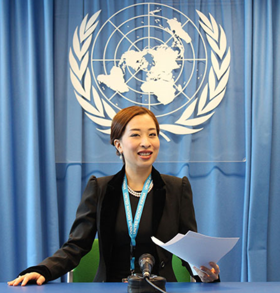 泰国国王前妻疑似中风其女儿穿优雅裙装代替出席活动