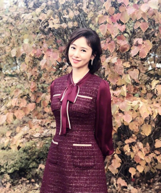 翁虹红连衣裙短发亮眼简约又不失时髦前卫