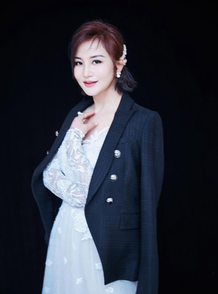 陶红白色露肩长裙亮相,收获别样的时尚美