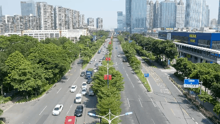 街头已悄悄换上新装 为迎接国庆,桂城街道相关部门早已开展筹备工作