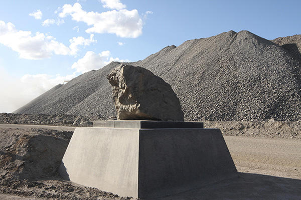 内蒙包头市,"稀土之乡"白云鄂博铁矿矿区竖立的稀土矿石.视觉中国