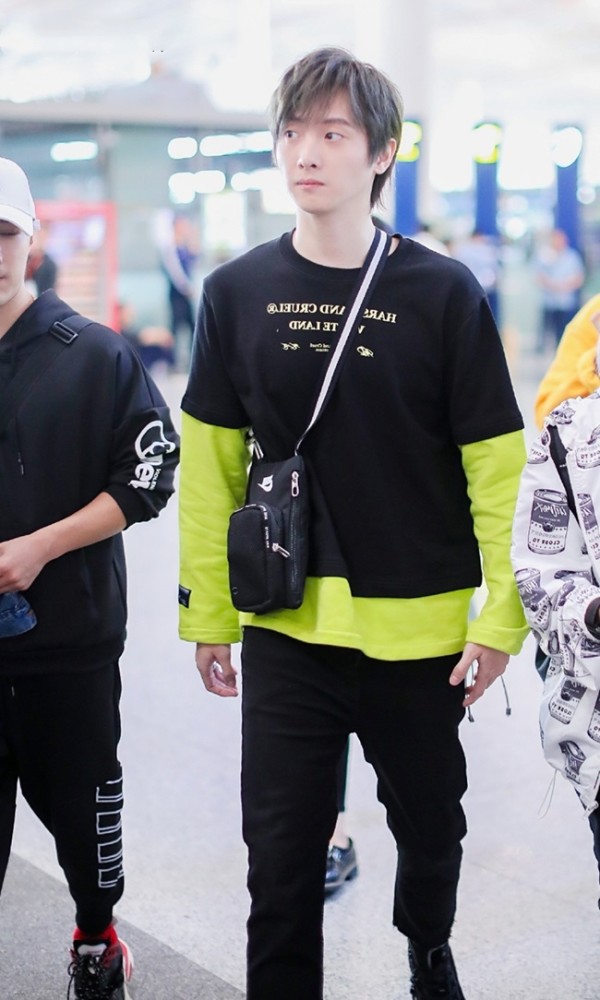 工装风造型都是现在最时髦的几种时尚元素,加上他本身身高就挺高挑的