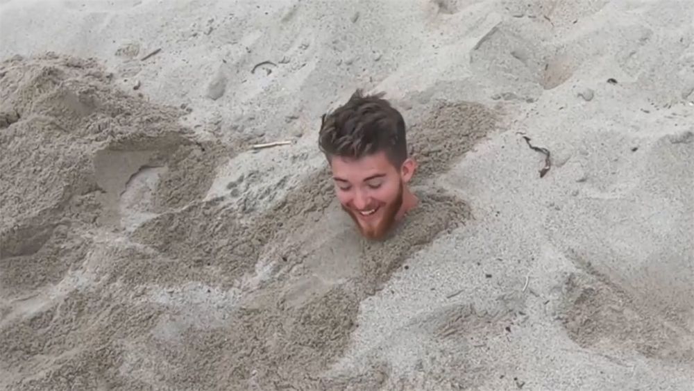 沙子埋人搞笑图片