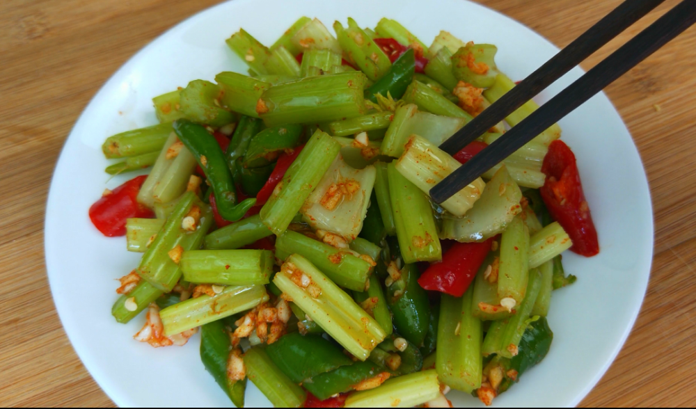 腌制芹菜方法:媳妇向70岁婆婆讨教秘方,做法简单,开胃下饭